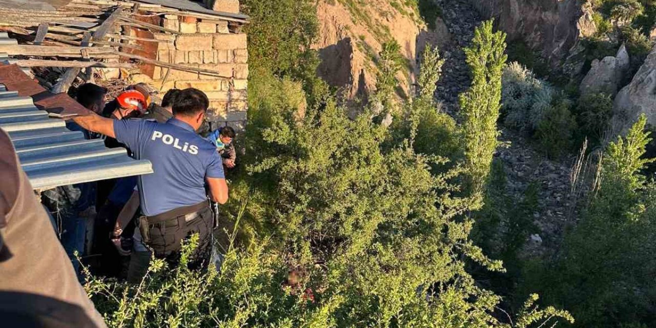 Babasından Kaçıyordu, Dere Yatağındaki Ağaçta Asılı Kaldı