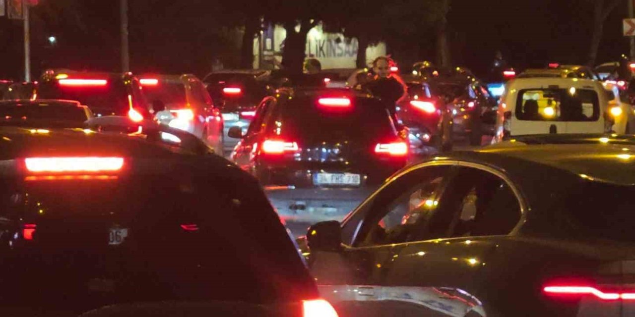 Camdan sarkarak trafiği tehlikeye atan genç polis denetimine takıldı