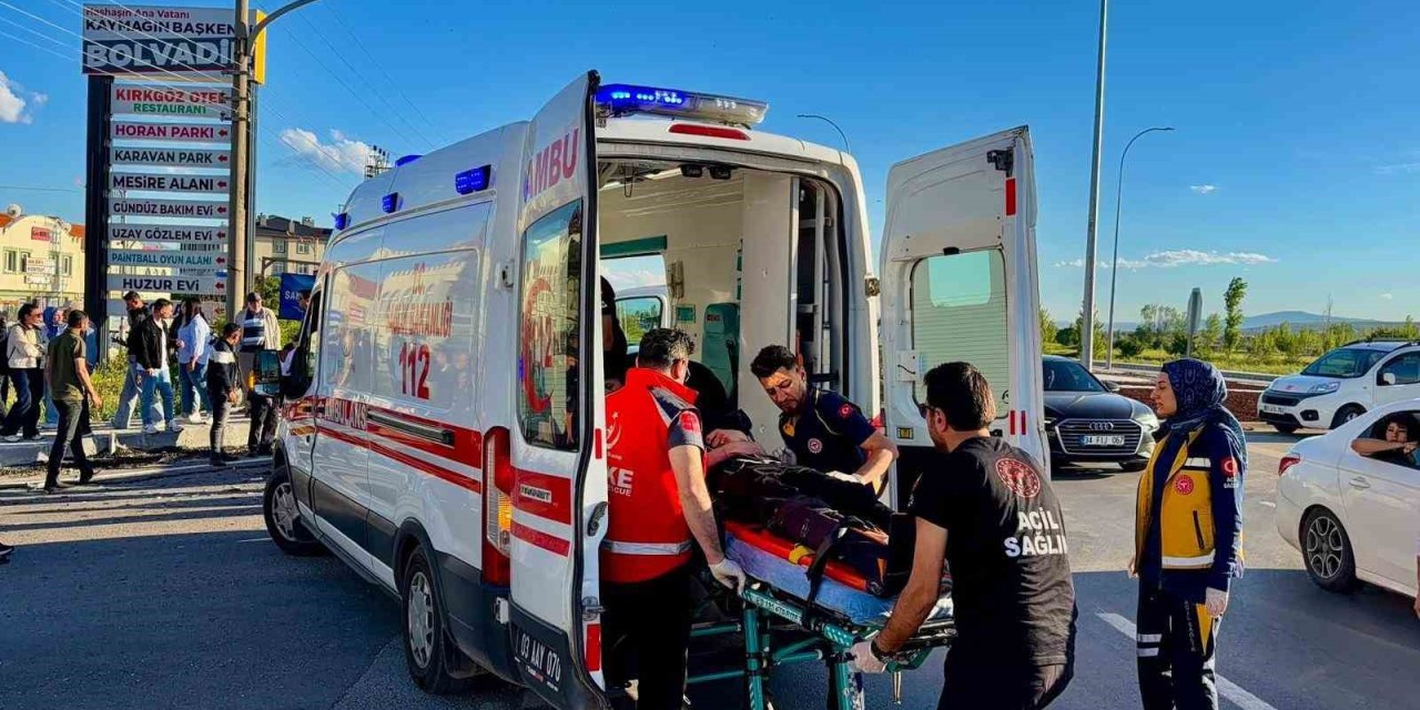 Faciadan dönüldü! Otomobil Konya plakalı tur otobüsüne çarptı
