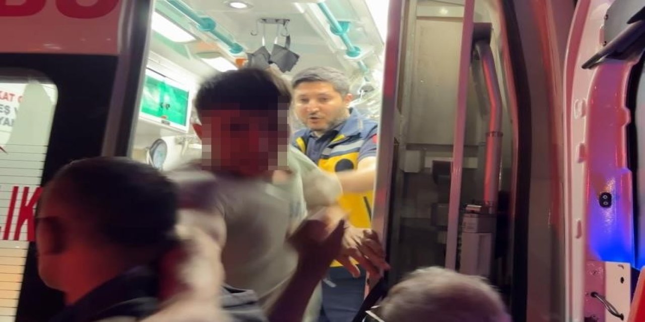 Ambulanstan fırlayıp gazeteciye saldırdı