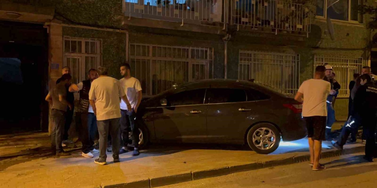 Alkollü sürücü mahalleyi sokağa döktü