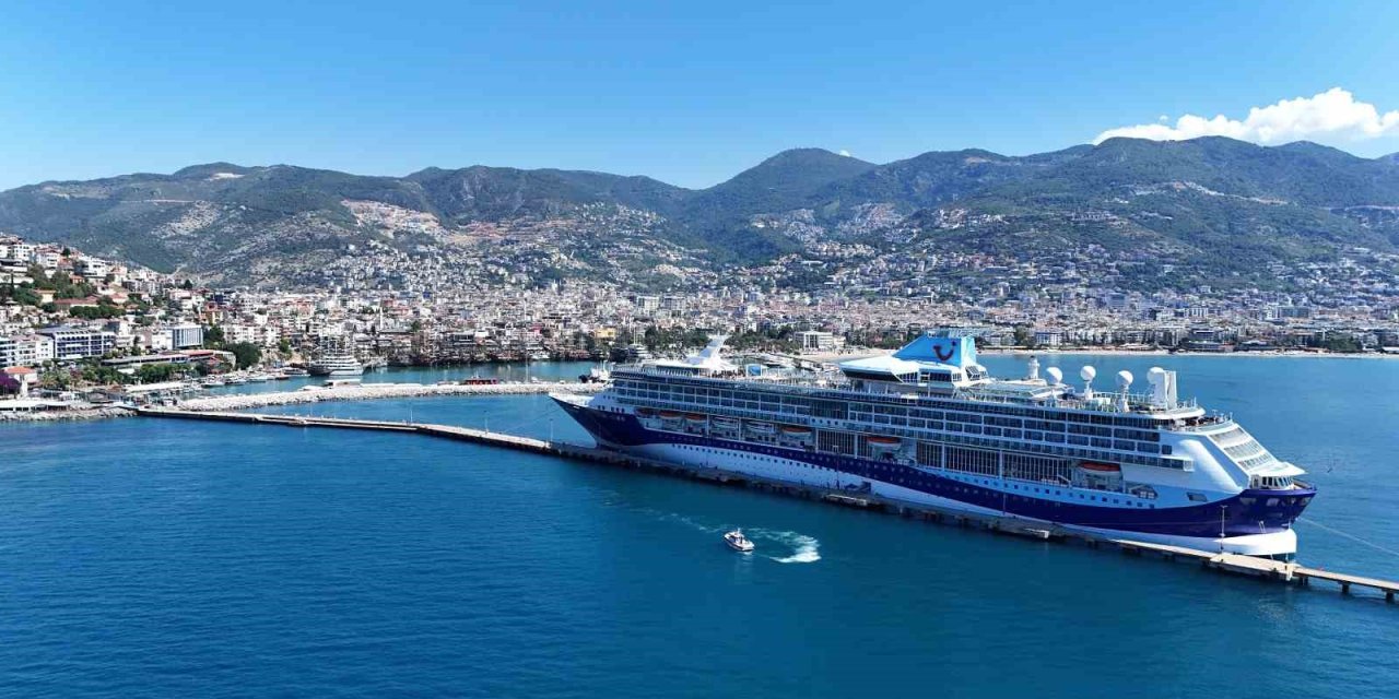 Marella Discovery Alanya’ya demirledi, bin 767 turist geldi