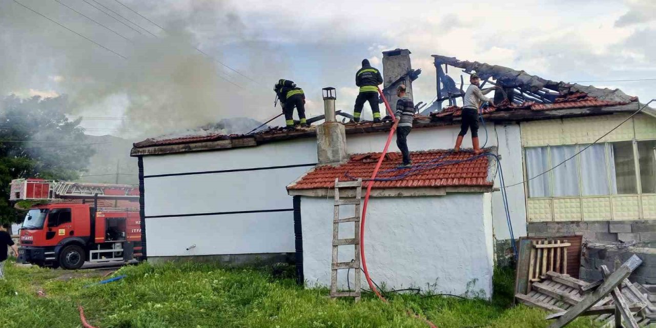 Mahallede panik anları! Muhtarın evinde yangın çıktı
