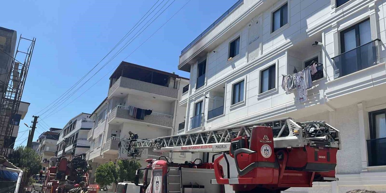 Darıca'da Yangın Dehşeti: Hamile Anne ve 2 Çocuğu Balkondan Kurtarıldı!
