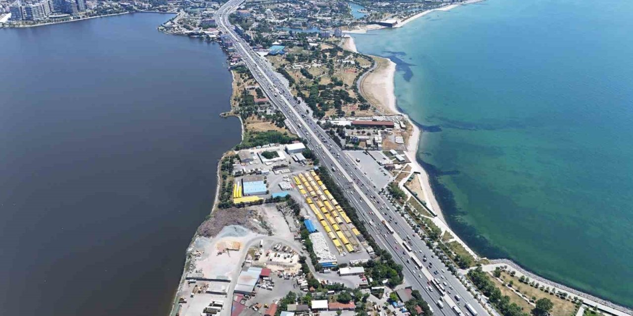 Küçükçekmece Can Çekişiyor: Deniz Mavi, Göl Kahverengi!