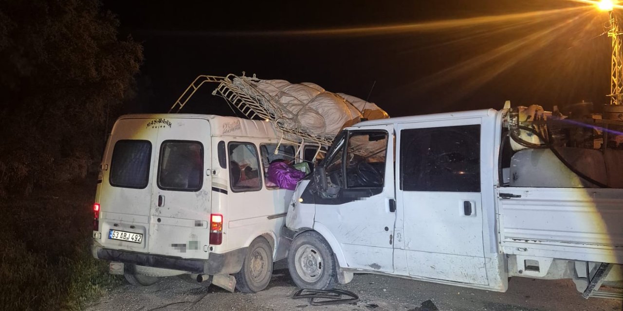 Konya'da Minibüs ile Kamyonet Çarpıştı: 7 Kişi Hastaneye Kaldırıldı