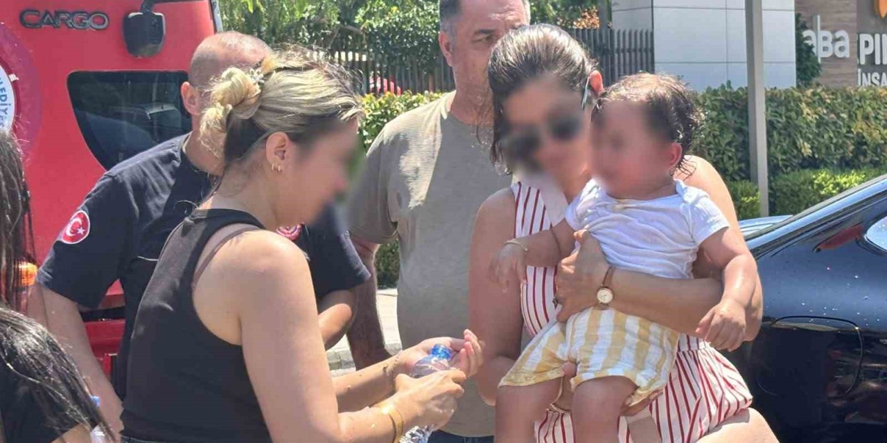Çocuğu araç içerisinde kilitli kalan kadın gözyaşlarına boğuldu