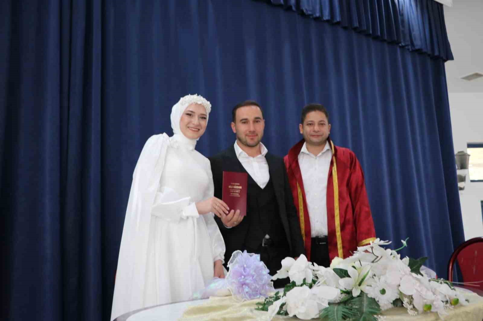Afyon tüm 6'ları bir araya getirip nikah salonuna koştu
