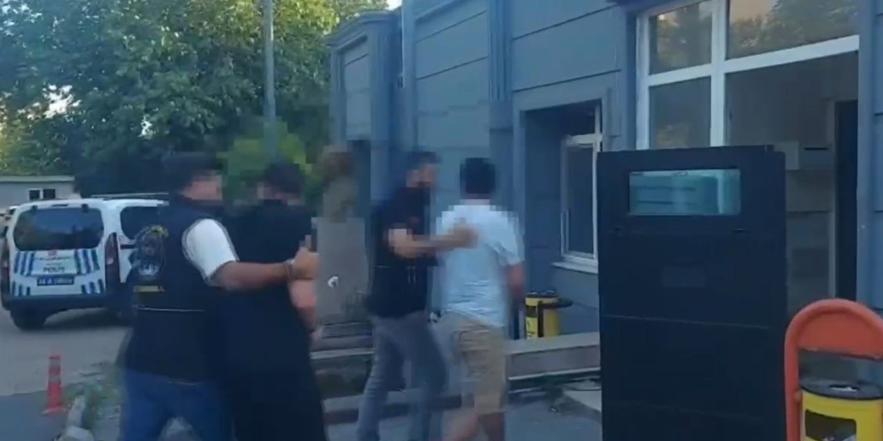 Evlilik hazırlığı yapan genç, nişanlısının önünde 