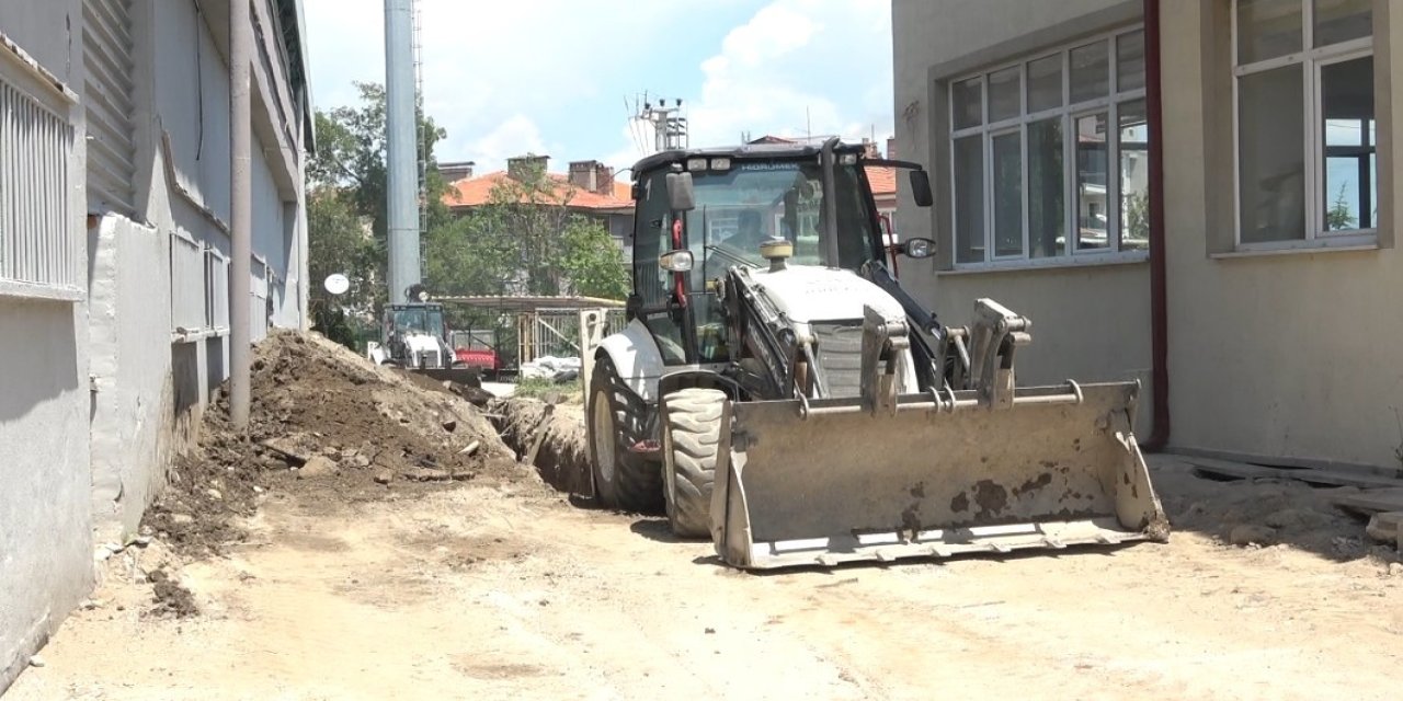 Isparta’da kanalizasyon hattı çalışmasında göçük