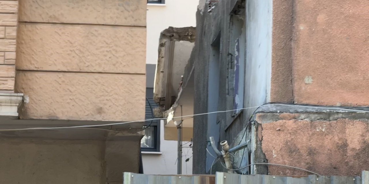 Yıkım sırasında çöken duvarın altında kalan 3 işçi yaralandı
