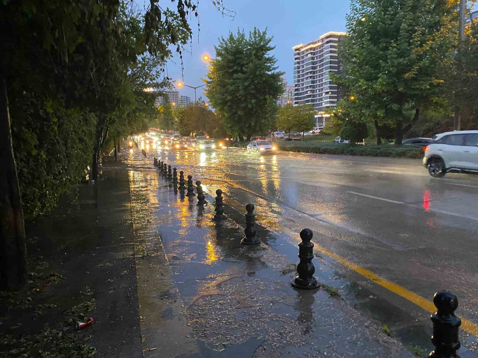 Ankara'yı sağanak esir aldı! Her yerden su fışkırıyor