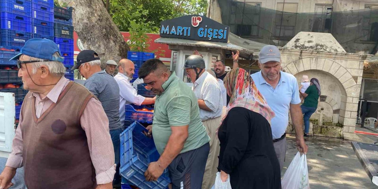 Satamadığı 4 Ton Domatesi Meydanda Ücretsiz Dağıttı