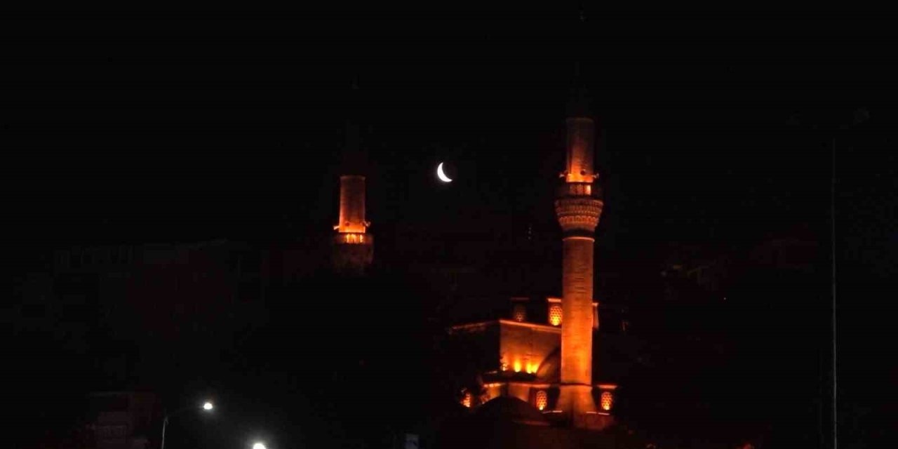 Mihrimah Sultan Camii'nde Büyüleyici An! Minare ve Hilal Aynı Karede