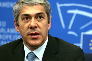 Portekiz Başbakanı Socrates istifa etti