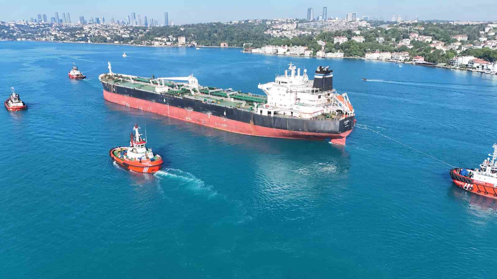 Ukrayna’nın vurduğu dev tanker İstanbul Boğazı’ndan geçirildi