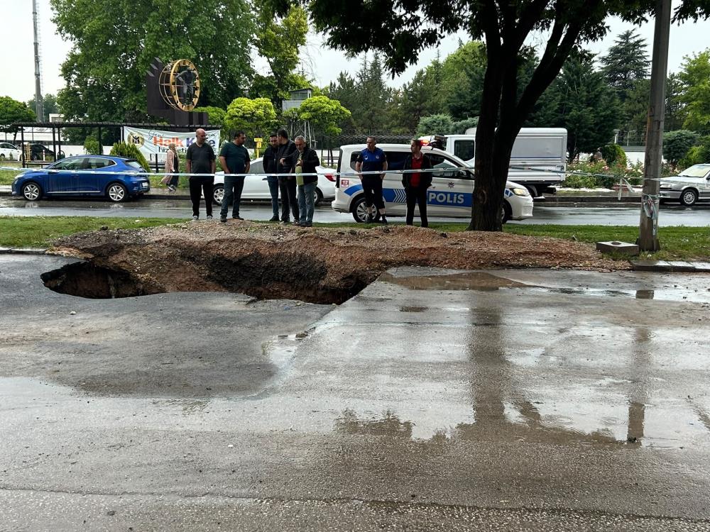Ankara’yı sel vurdu: Su bastı, yol çöktü