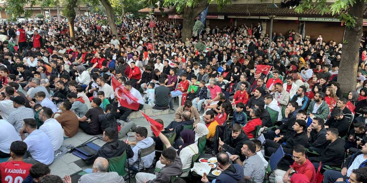 Kapu Camii Önünde Futbol Şöleni: Konyalılar Dünya Kupası’nı Meydanda İzledi