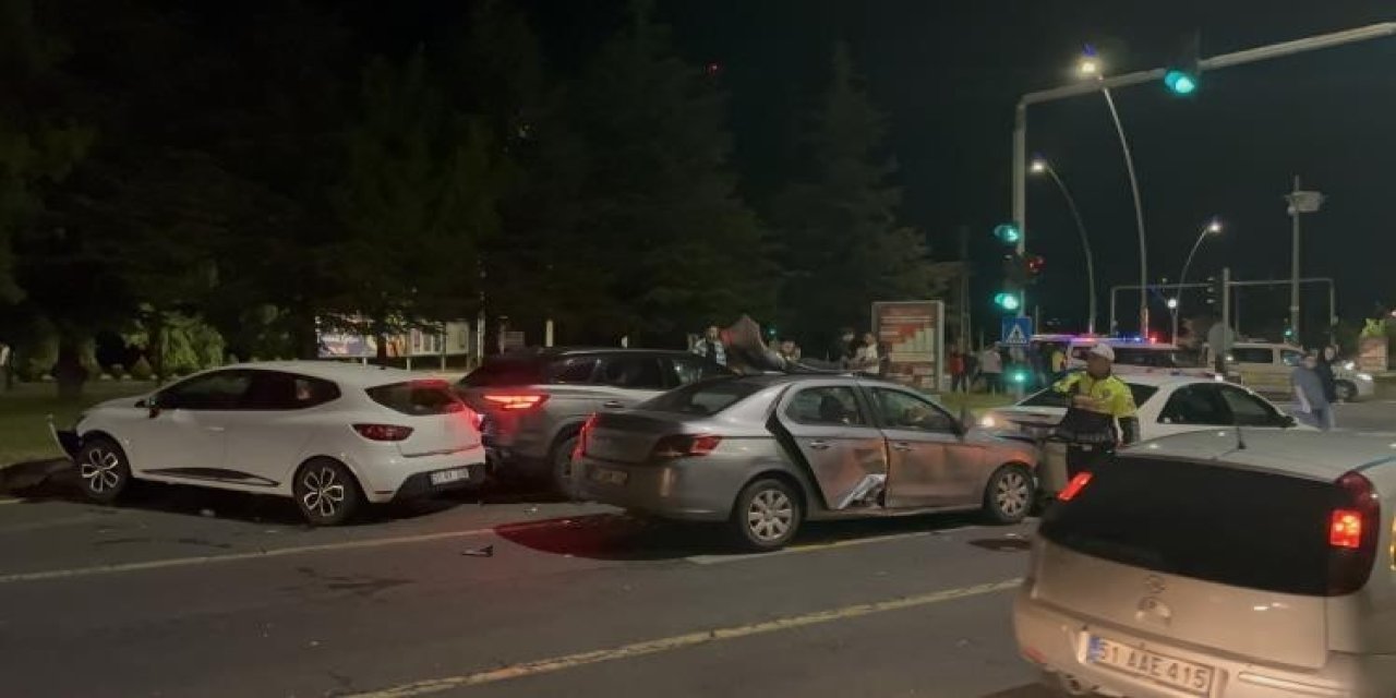 Konya yolu Kampüs Kavşağı’nda zincirleme kaza: 5 araç birbirine girdi