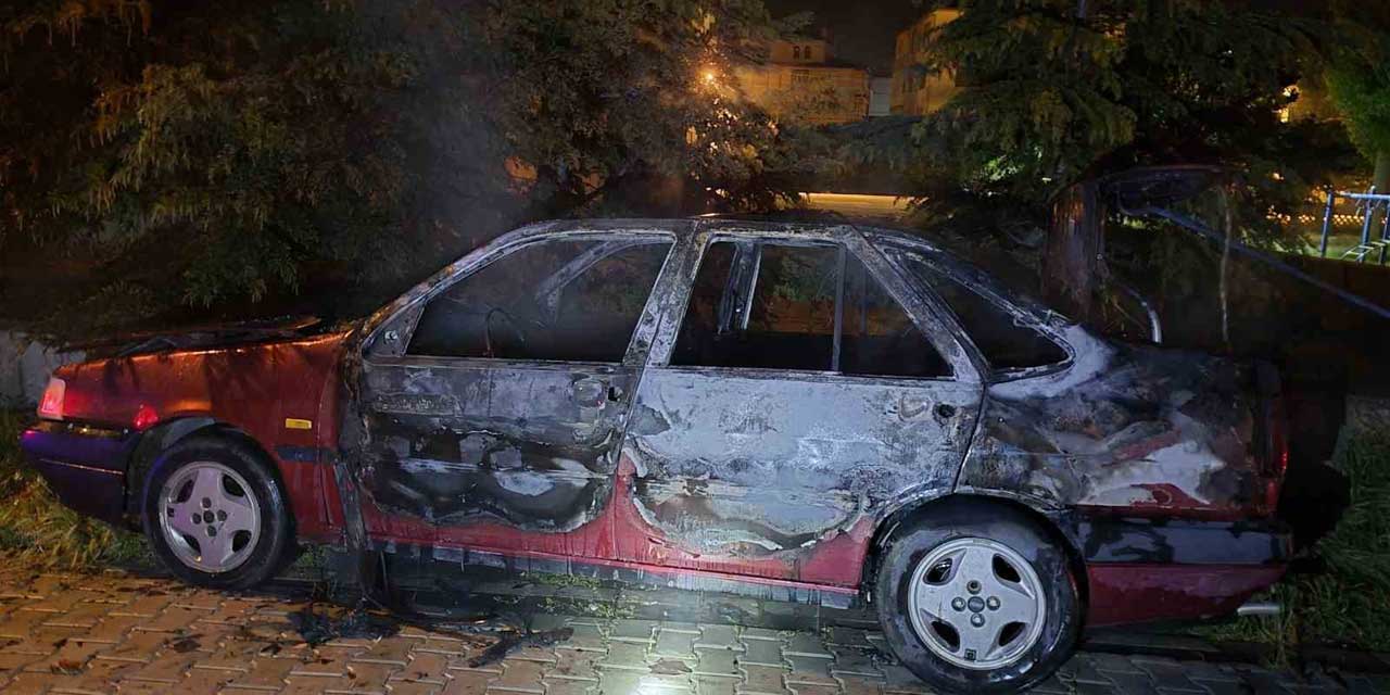 Park Halindeydi Bu Hale Geldi: Gece Saatlerinde Alev Aldı