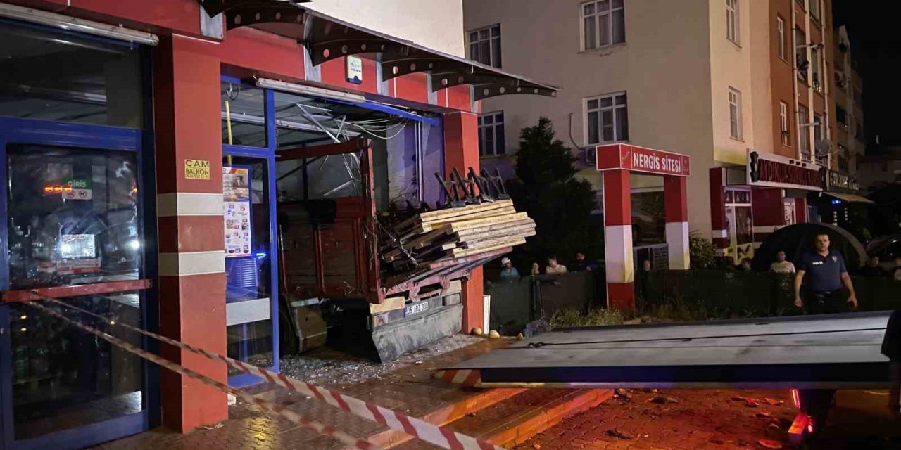 Konya’da Karpuz Yüklü Kamyon BİM'e Girdi: Sürücü Ağır Yaralı