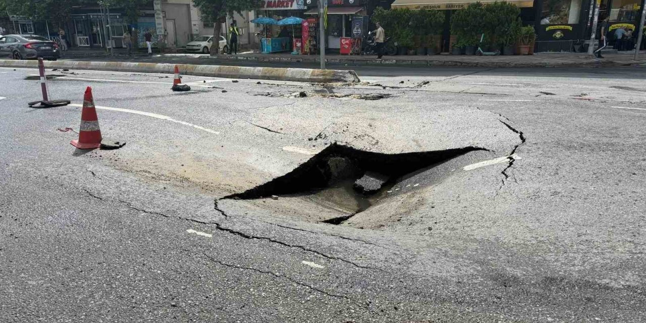 Boru hattı patladı, yol çöktü cadde göle döndü