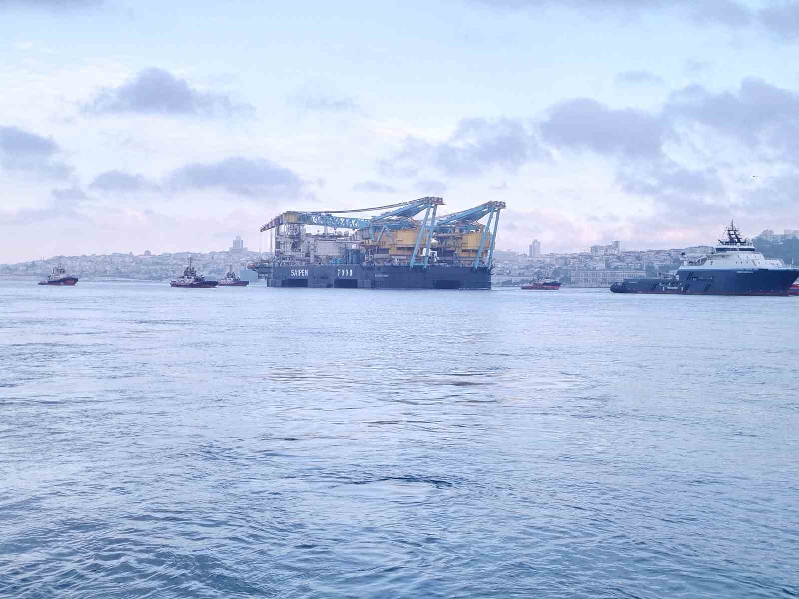 Boğaz'dan kritik geçiş! Saipem 7000 Geçiyor!