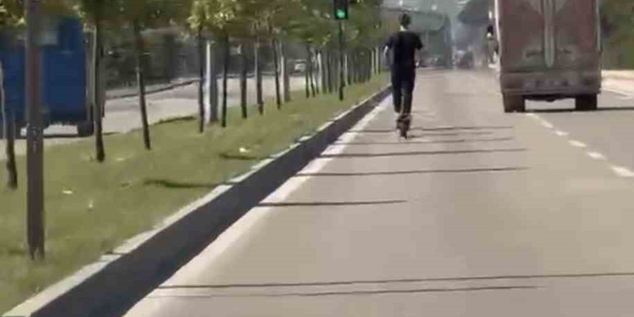 Elektrikli scooter üzerinde tehlikeli yolculuk kamerada