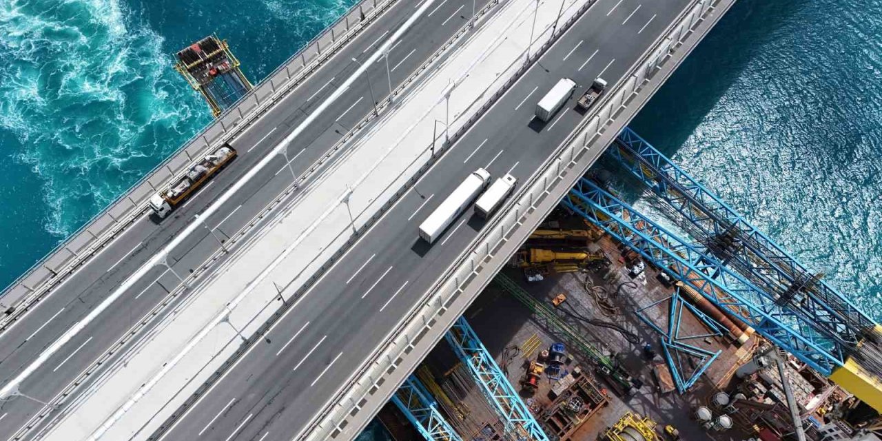 Dev vinç gemisi ’Saipem 7000’ İstanbul Boğazı’ndan geçti
