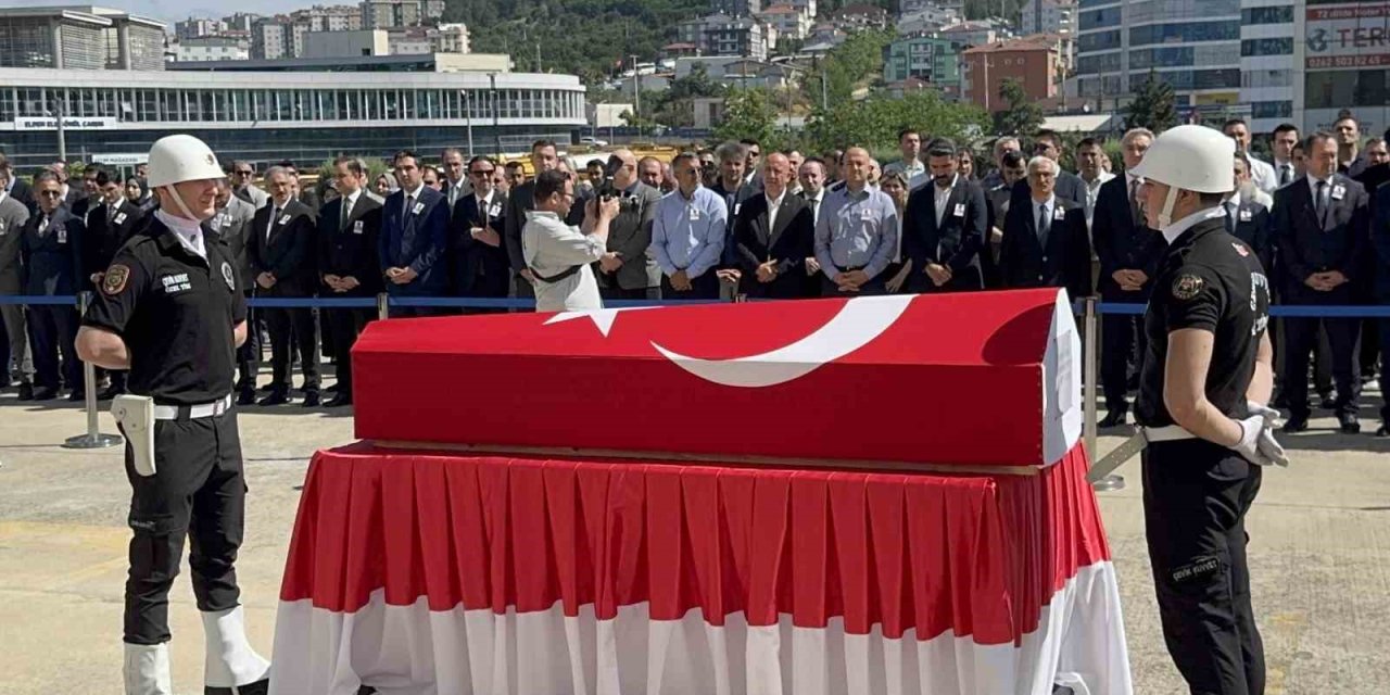 Duruşma sırasında hayatını kaybeden savcıya duygusal veda