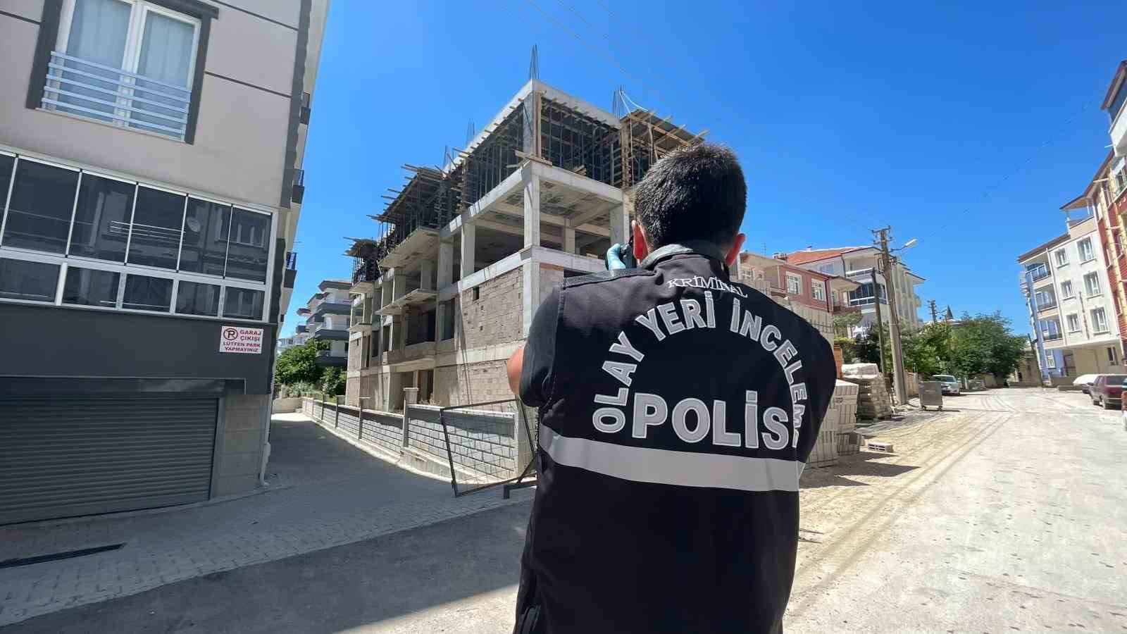 Karaman’da üçüncü kattan düşen kalıp ustası ağır yaralandı