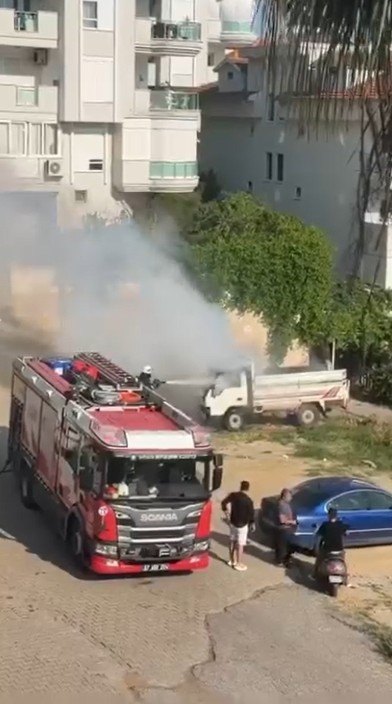 Alanya'da araç yangını! Tedbirli olun