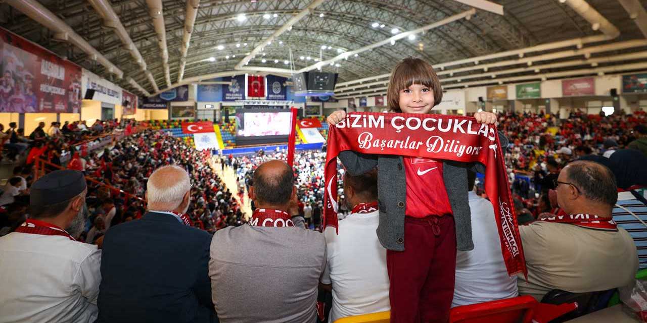 Sabah Namazından Maç Coşkusuna: Paraguay Maçı İçin Dev Ekran Hazır