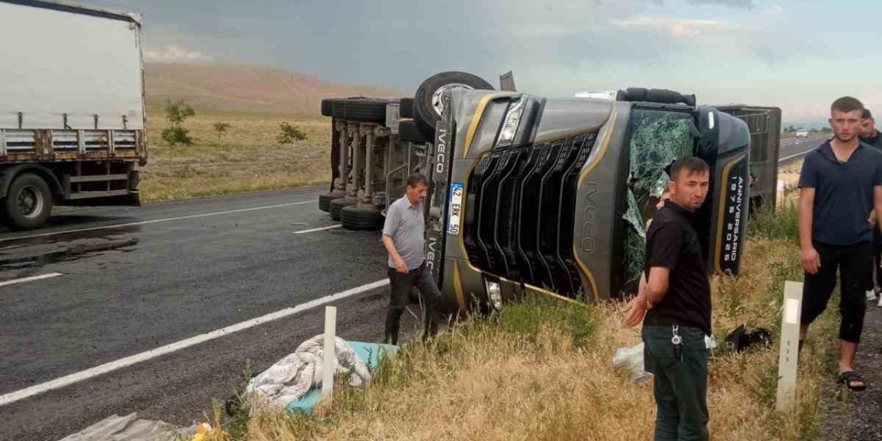 Devrilen tır yolu kapattı