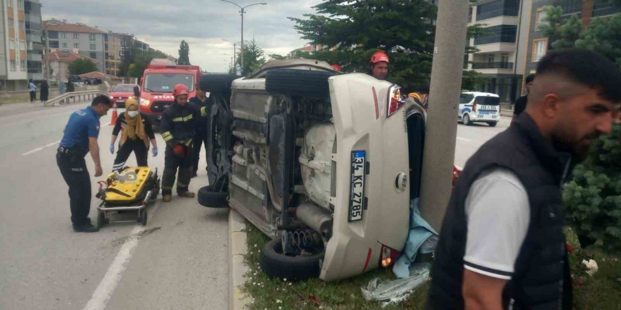 Kulu’da otomobil refüje çıkarak yan yattı: 1 yaralı