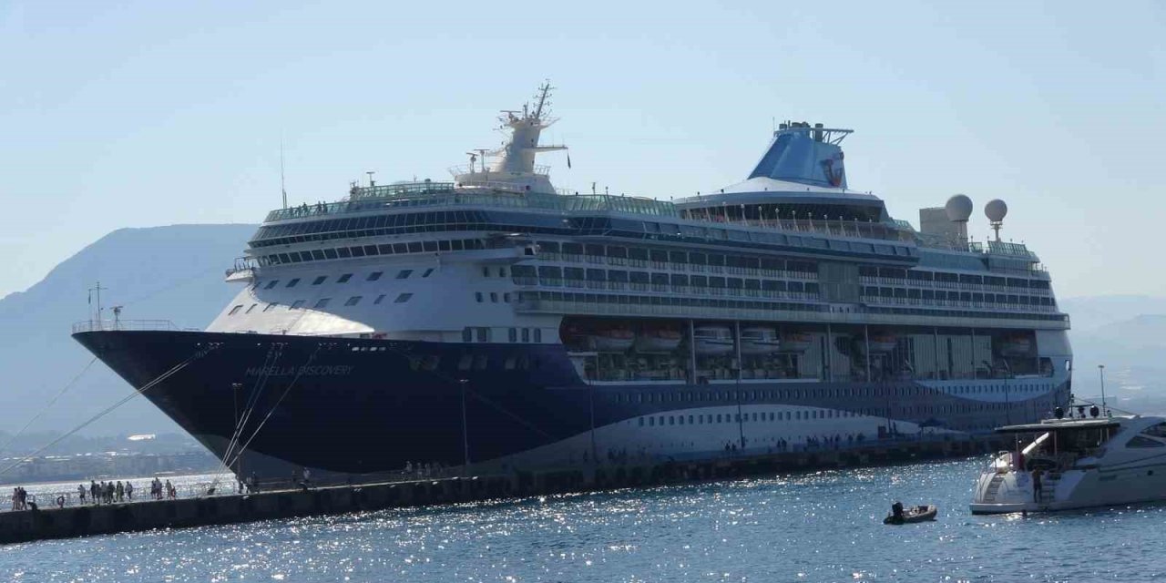 Marella Discovery bin 749 turist ile Alanya iskelesine demirledi