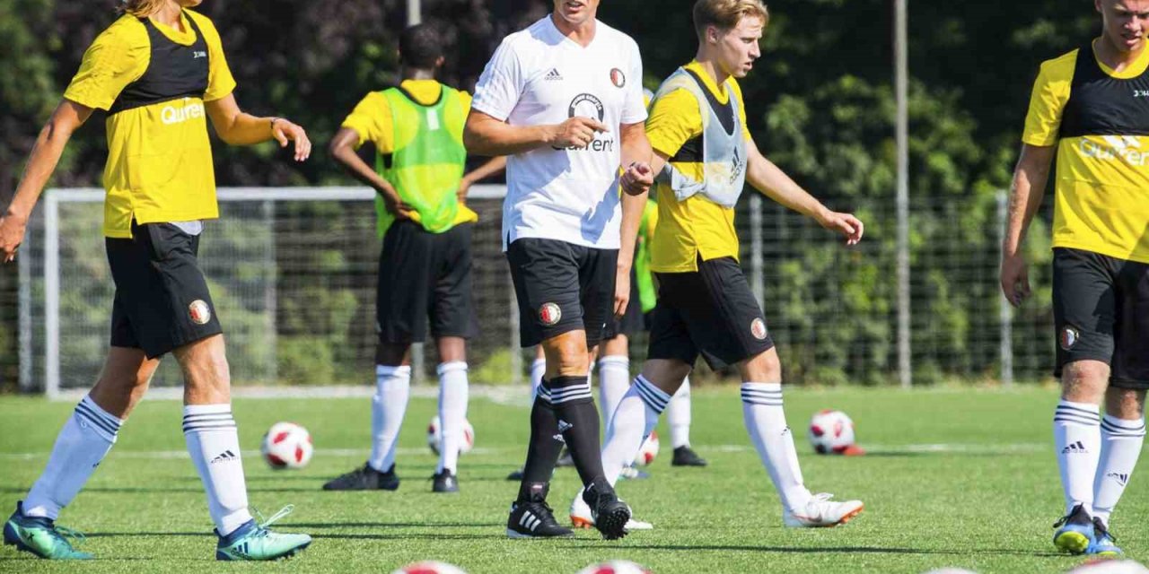 Teknik direktörsüz kalan Fenerbahçe, Dirk Kuyt ile çalıştı