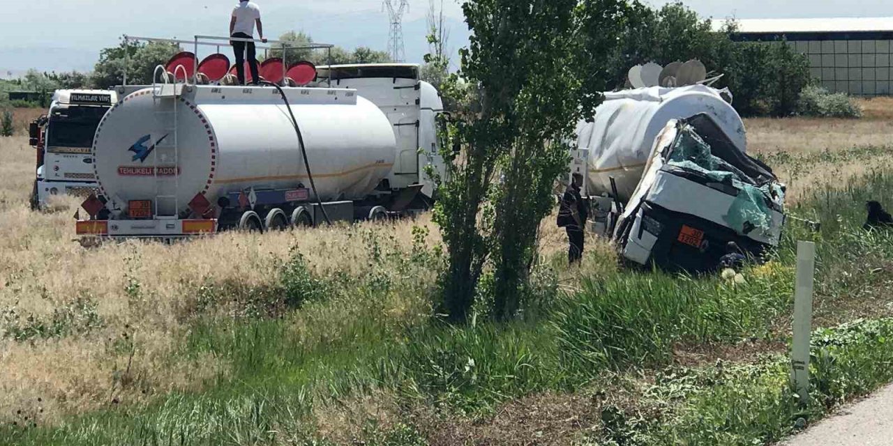 Ereğli’de tanker şarampole devrildi: Sürücü araçta sıkıştı