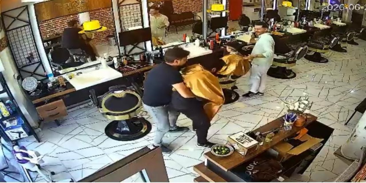 Berberde Hayat Kurtaran Müdahale: Boğazına Erik Kaçan Müşteriyi Kurtardı