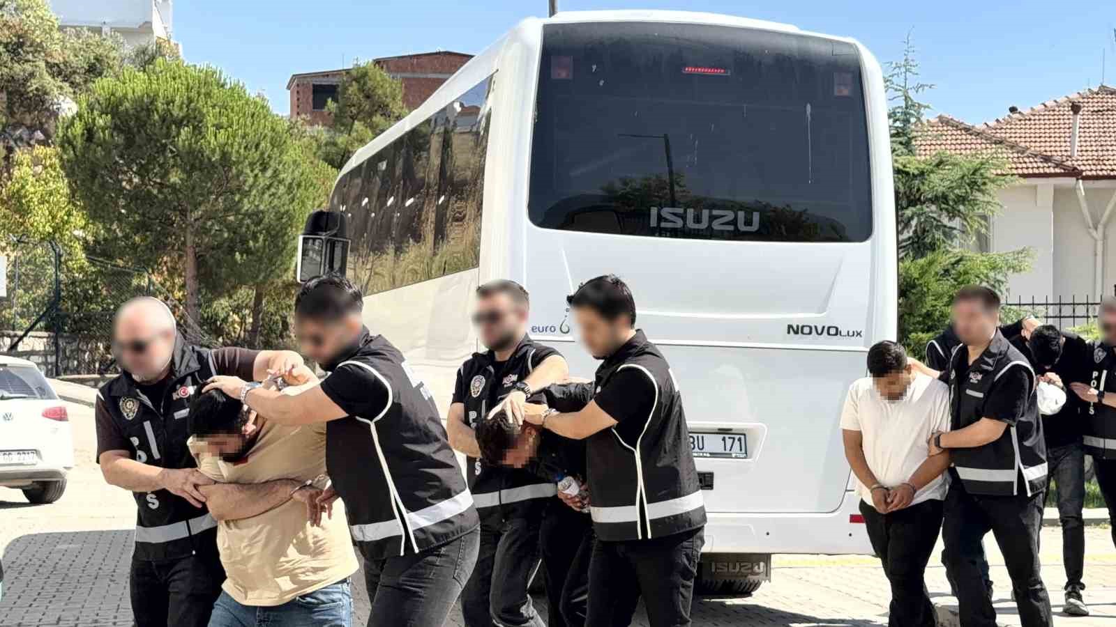 Daltonlara Bursa'da baskın! Vatandaşın evini basıp kurşunladılar