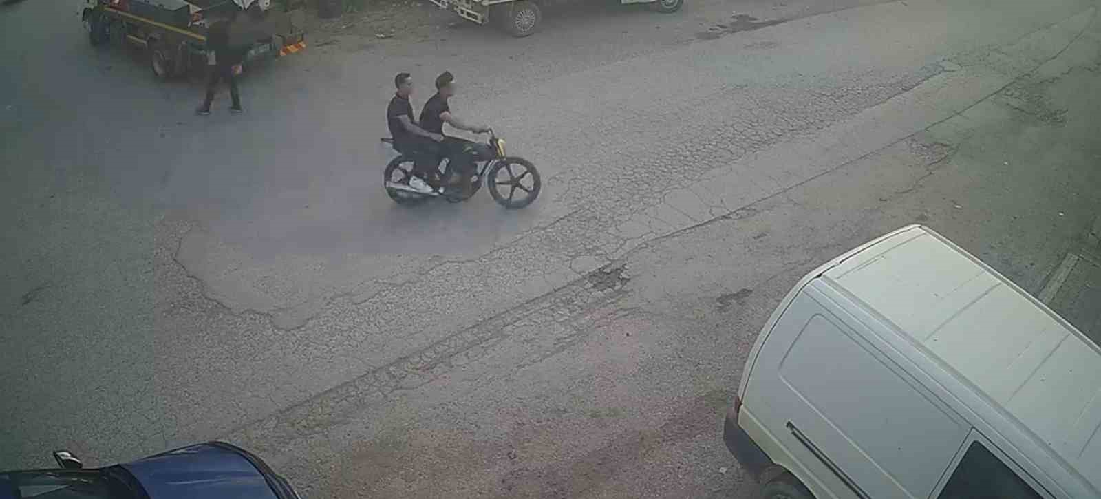 Beyşehir'deki kaza kamerada! Plakasız motosiklet tıra çarptı