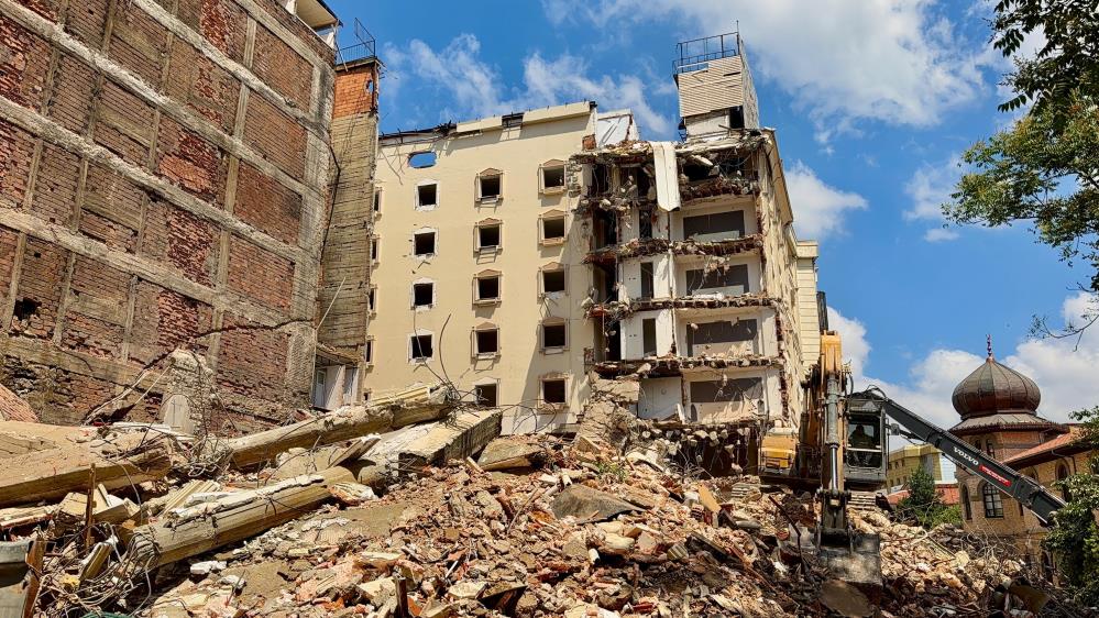 Afyonkarahisar’da Yıkım Faciası: Otel Çöktü, İş Hanı Hasar Gördü