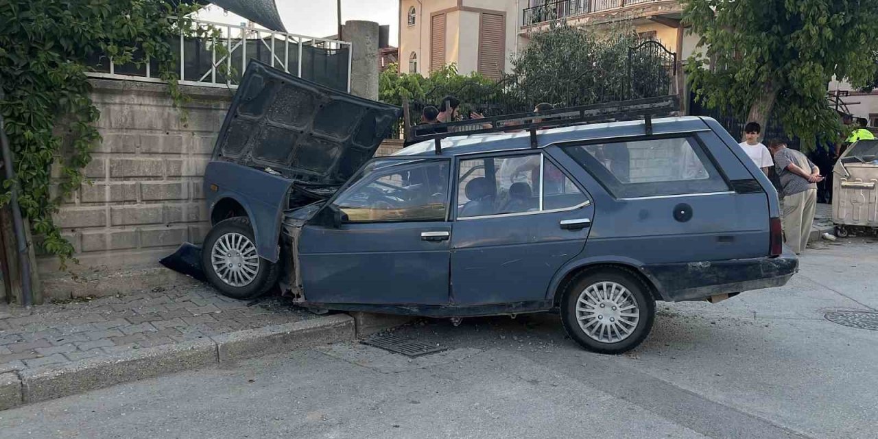 Ehliyetsiz çocuk sürücünün karıştığı kazada 2’si çocuk 5 kişi yaralandı
