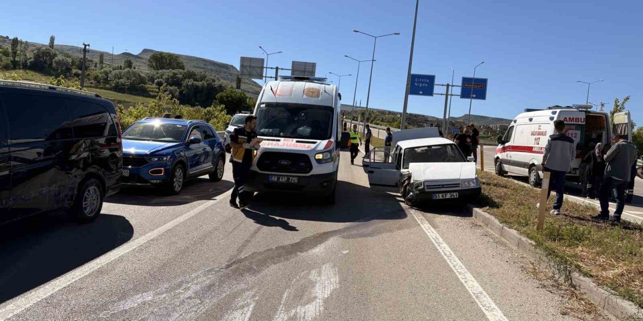 Güzelyurt'ta otomobil minibüse çarptı: 8 yaralı