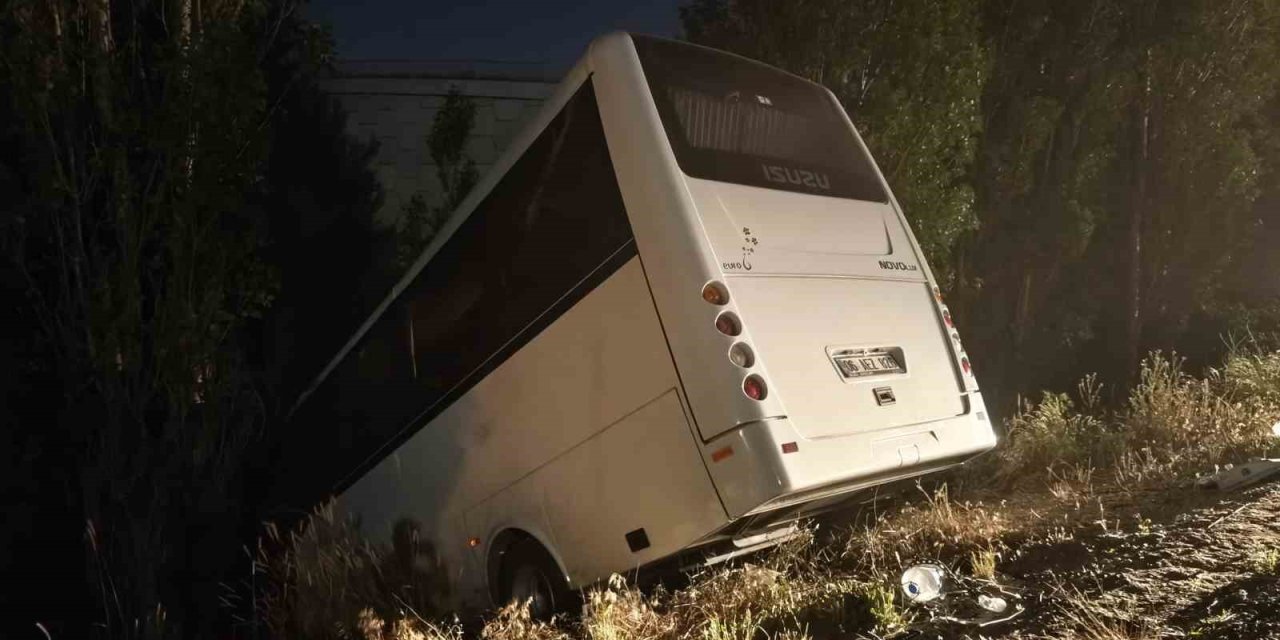 Ankara’da servis aracı yol kenarına devrildi: 8 yaralı