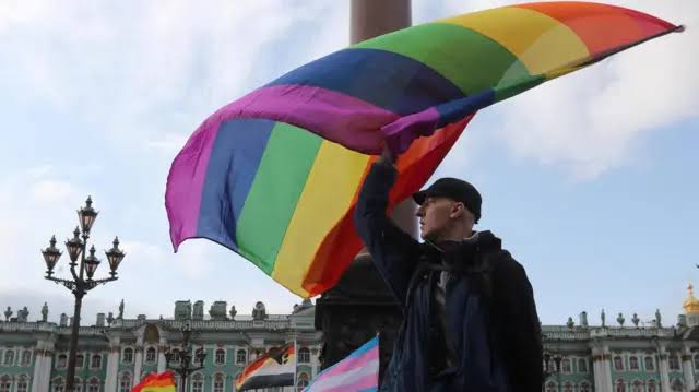 Rusya’da LGBT Davasında İlk Hapis Cezaları Çıktı: Bar Çalışanları Yandı