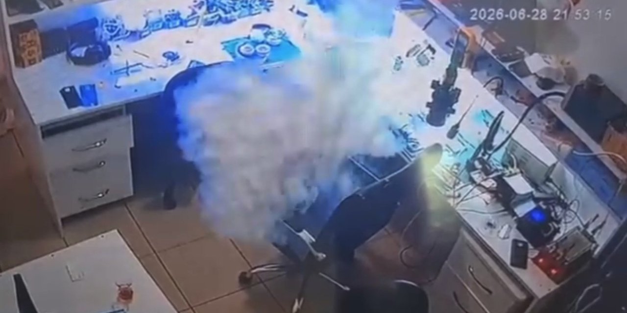 Bataryası değiştirilmek istenen cep telefonu bir anda alev aldı