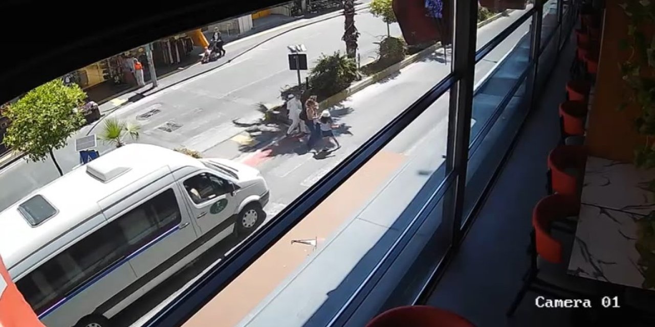 Yayaya yol veren minibüse arkadan araç çarptı
