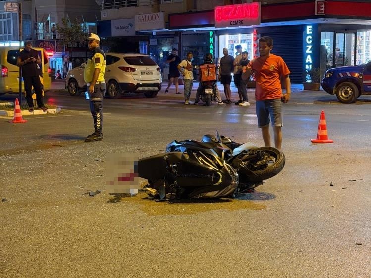 Motosiklet sürücüsü ağır yaralı! Caddeyi trafiğe kapattı