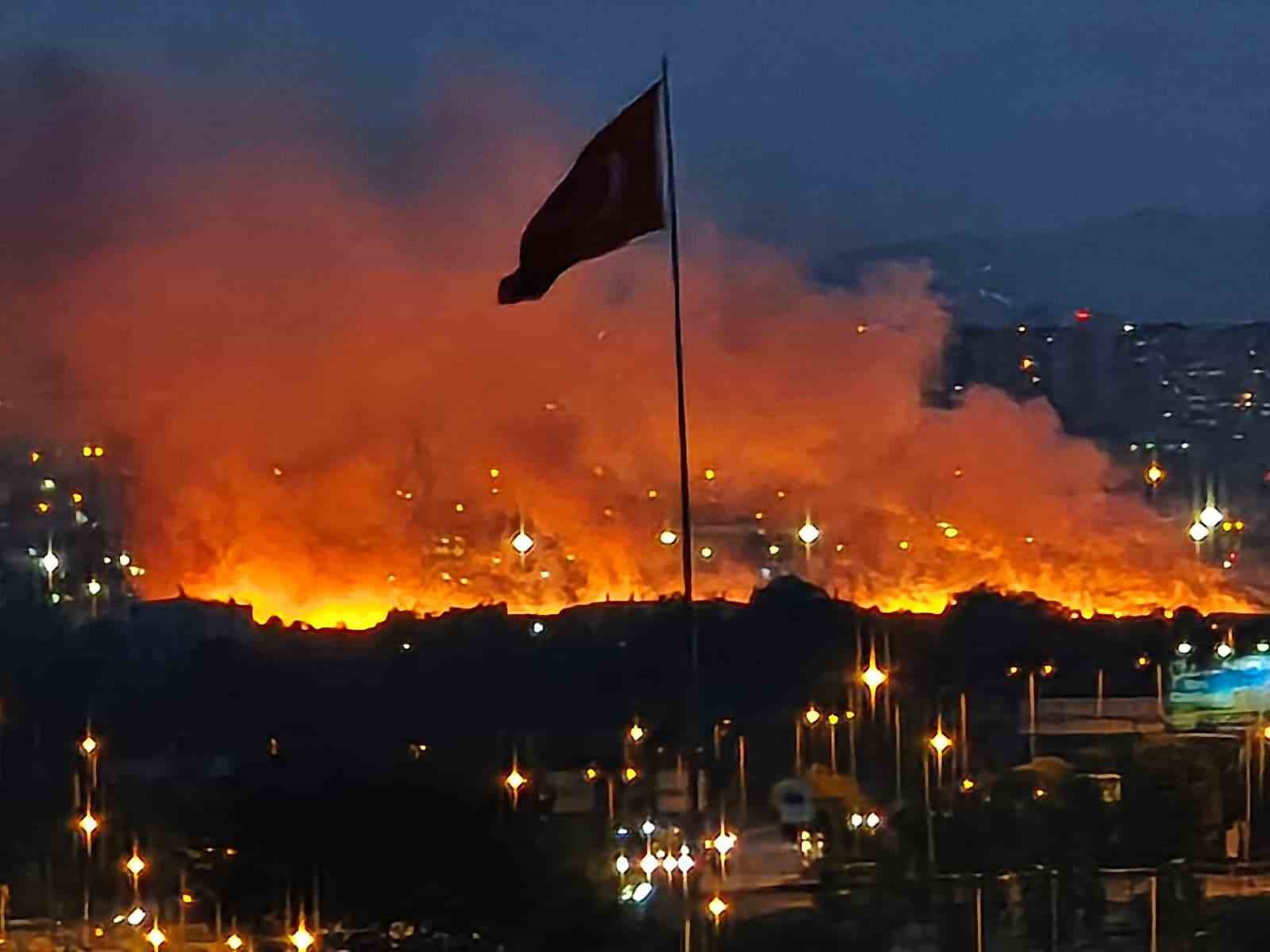 Ankara'da geceyi aydınlatan yangın! Kilometrelerce uzaktan görüldü
